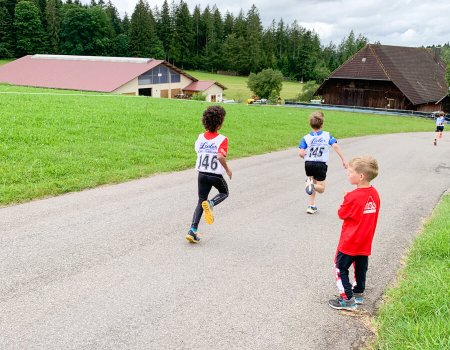 Über 100 begeisterte Kinder beim Familientag der Skizunft Brend